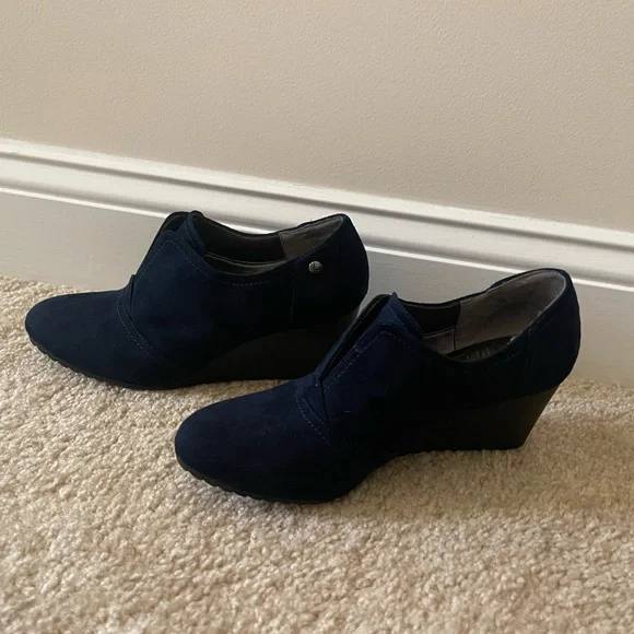Life Stride Women's Suede Navy Shoes - Picture 3 of 7